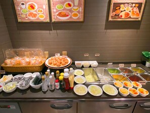 Bữa sáng buffet hàng ngày với phụ phí nhỏ 