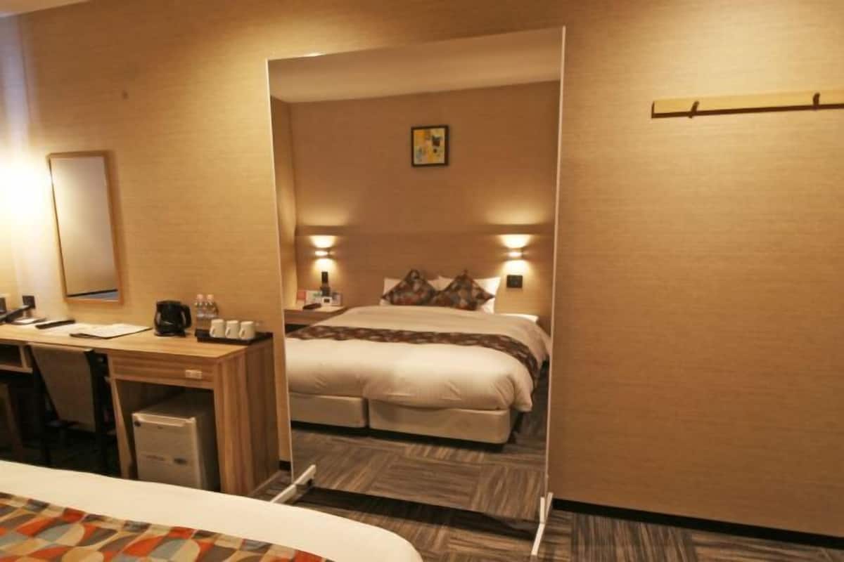In-room safe, WiFi (free), bed sheets