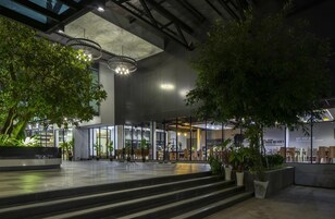 Fachada da propriedade à noite