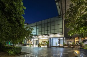 Un edificio moderno con grandes ventanales y un amplio patio.