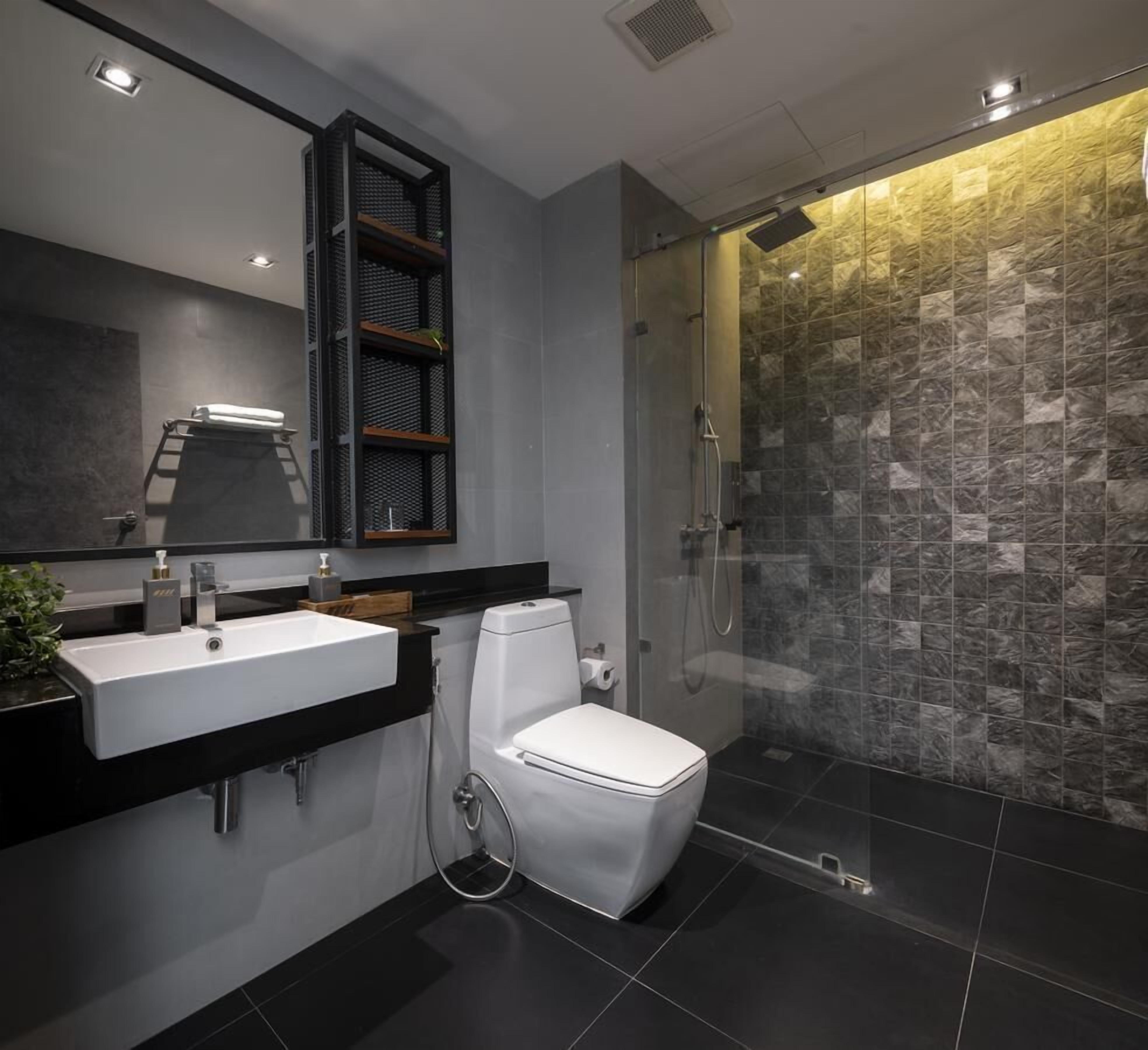 family double room | bathroom | shower, free toiletries, bathrobes, slippers