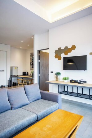 Junior Studio Suite | Living area | Flat-screen TV