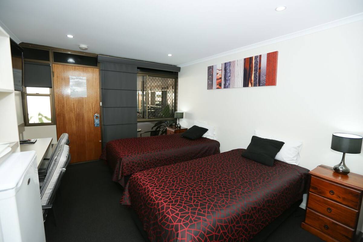 Twin Room | 1 bedroom, desk, soundproofing, iron/ironing board