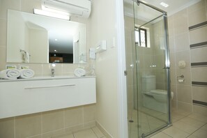 Queen Room  | Bathroom - Amber Lodge Motel (South Gladstone)