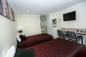 Twin Room | In-room business centre - Amber Lodge Motel (South Gladstone)