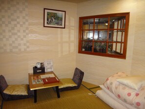 Habitación familiar, para no fumadores | Escritorio, insonorización, wifi gratis y ropa de cama