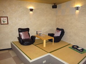 Kamar Keluarga, Boleh Merokok | Meja kerja, kedap suara, Wi-Fi gratis, dan seprai linen