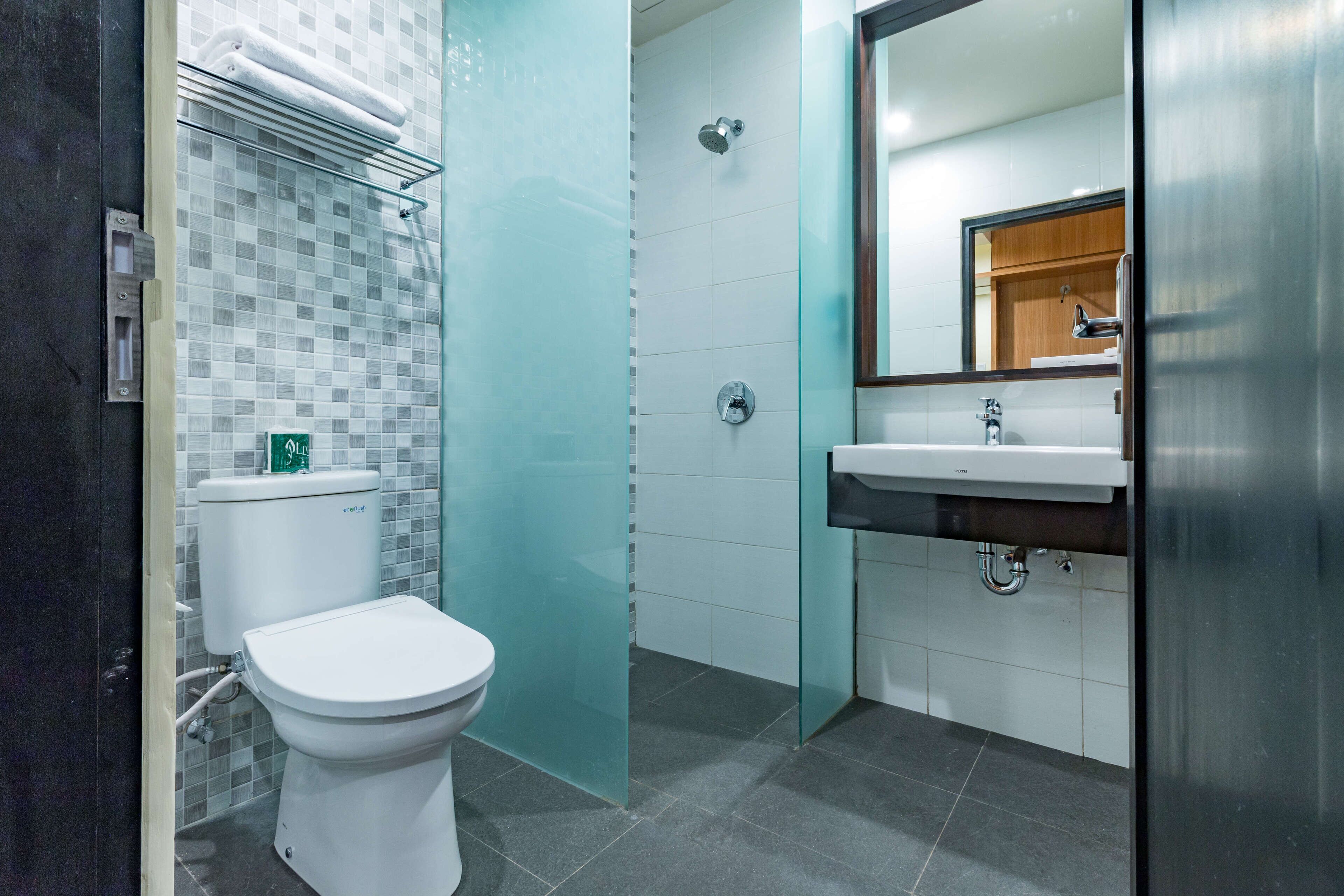 shower, rainfall showerhead, free toiletries, hair dryer