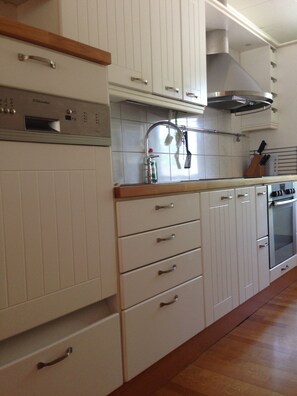 Full-sized fridge, microwave, oven, stovetop - Kotimaailma Apartments Naantali (Naantali)