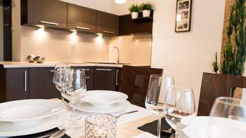 Apartment, 1 Bedroom | Private kitchenette | Stovetop, cookware/dishes/utensils
