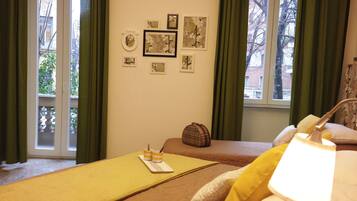 Camera tripla | Una scrivania, insonorizzazione, ferro/asse da stiro