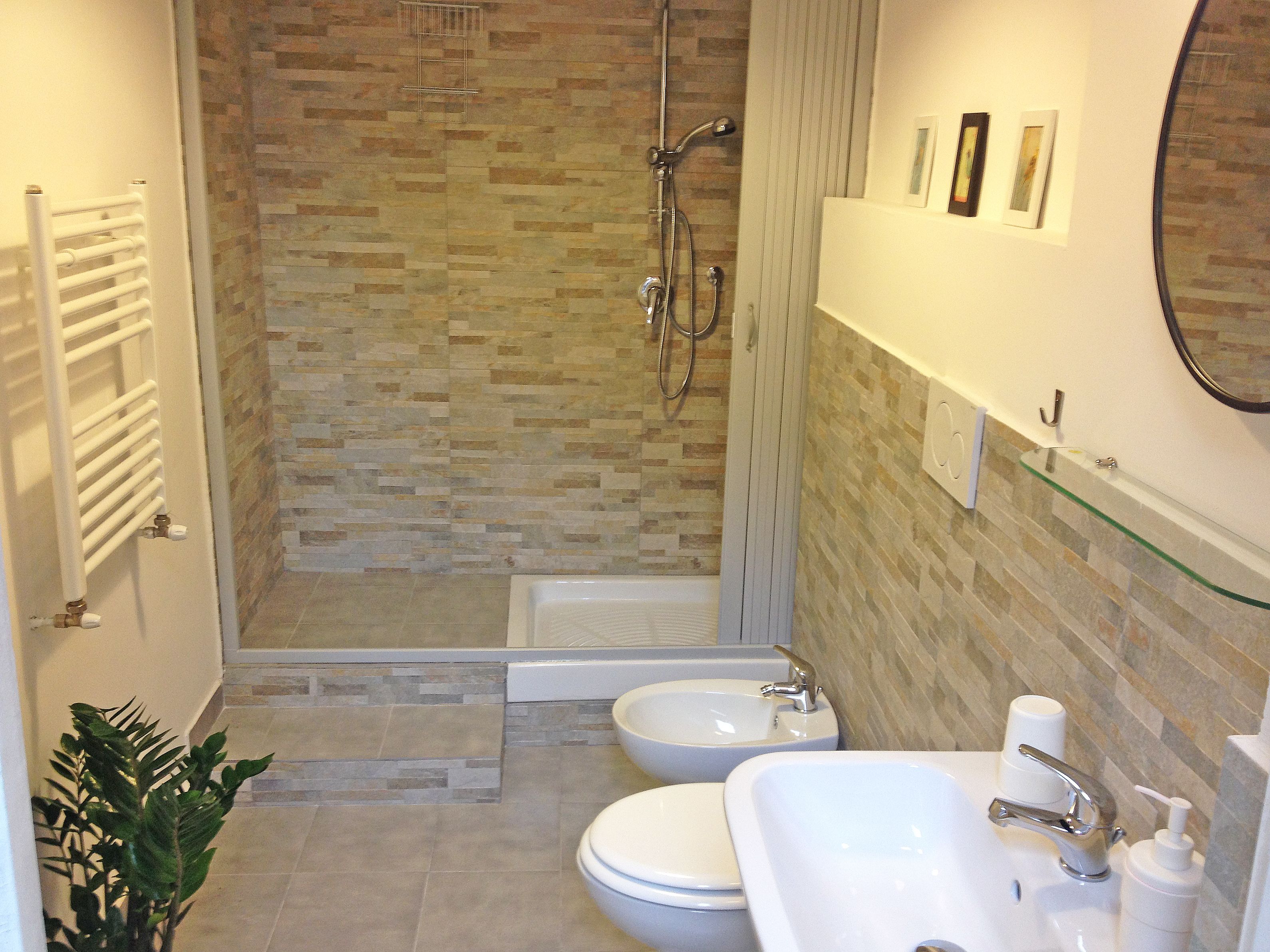 Doccia, set di cortesia gratuito, asciugacapelli, asciugamani