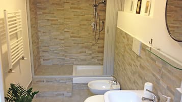 Doccia, set di cortesia gratuito, asciugacapelli, asciugamani