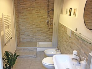 Douche, articles de toilette gratuits, sèche-cheveux