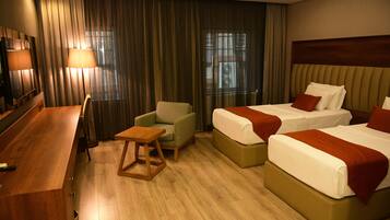 Standard Twin Room | Peralatan tempat tidur premium, bar mini, peti besi dalam bilik