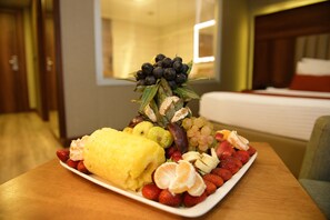 Une assiette de fruits sur une table dans une chambre d’hôtel.