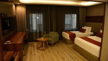 Superior (French + Single) Room | Peralatan tempat tidur premium, bar mini, peti besi dalam bilik
