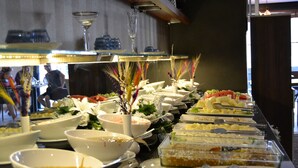 Un buffet proposant une variété de plats et de mets.