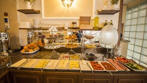 Un bufé con diferentes alimentos y una lámpara decorativa.