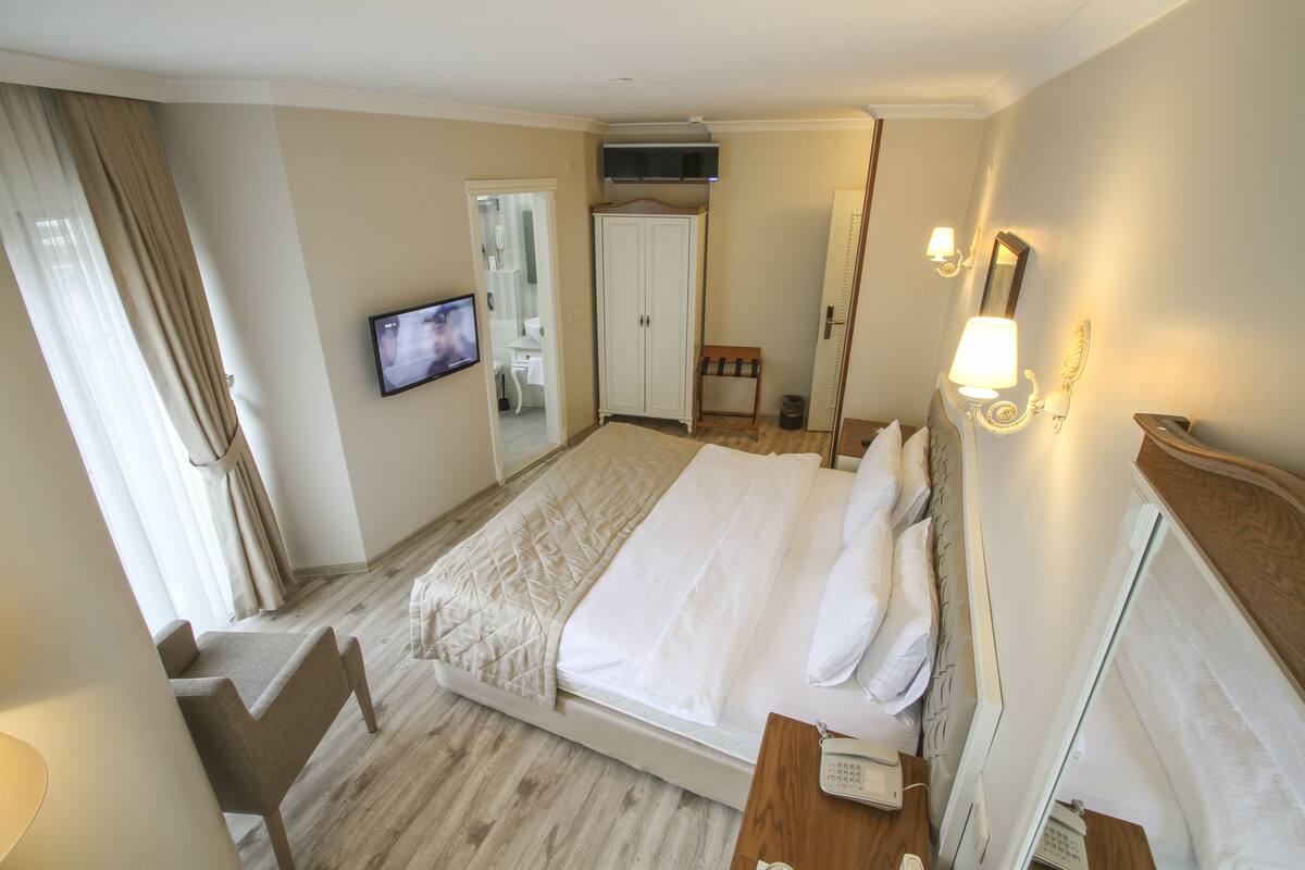 standard double or twin room | 1 bedroom, minibar, in-room safe, desk