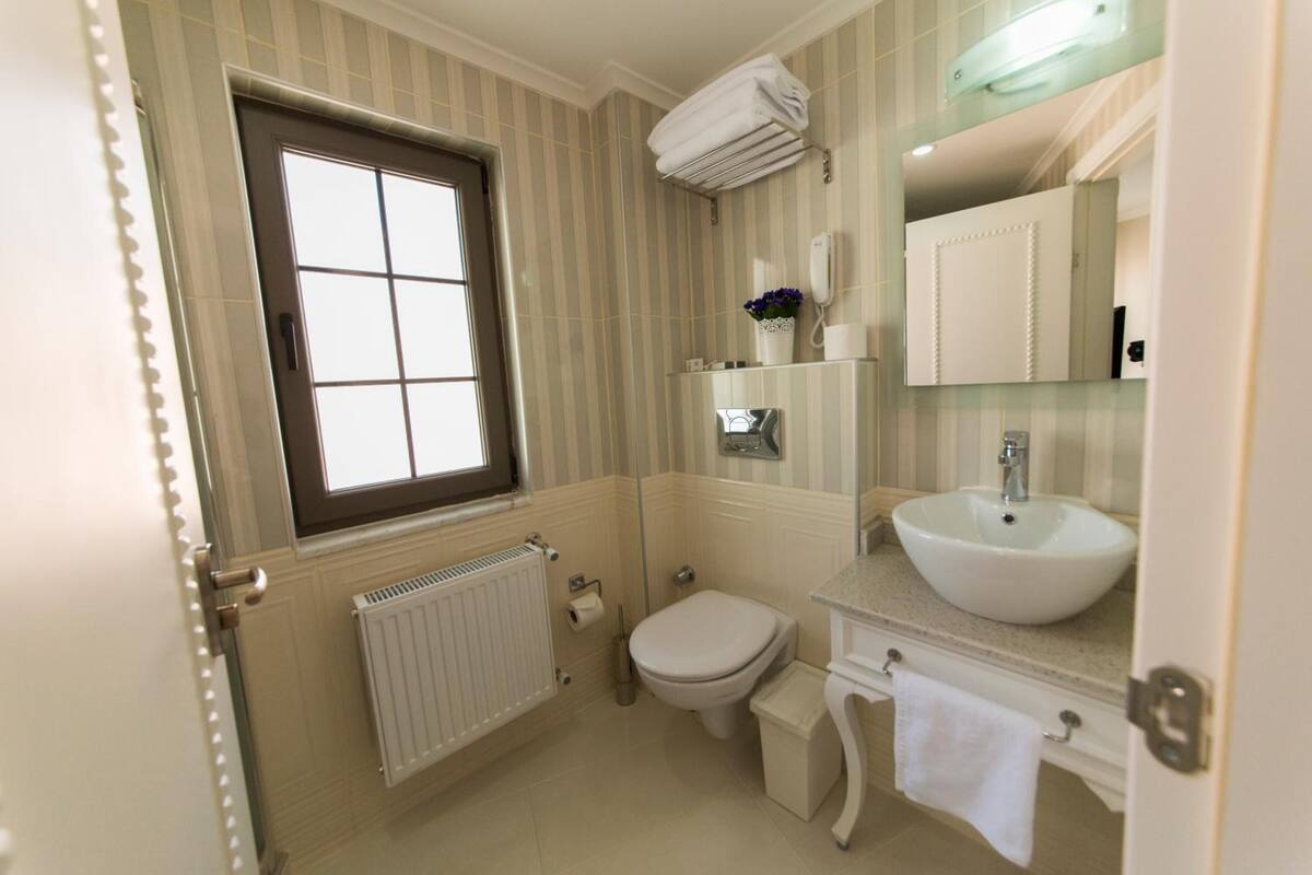 shower, rainfall showerhead, free toiletries, hair dryer