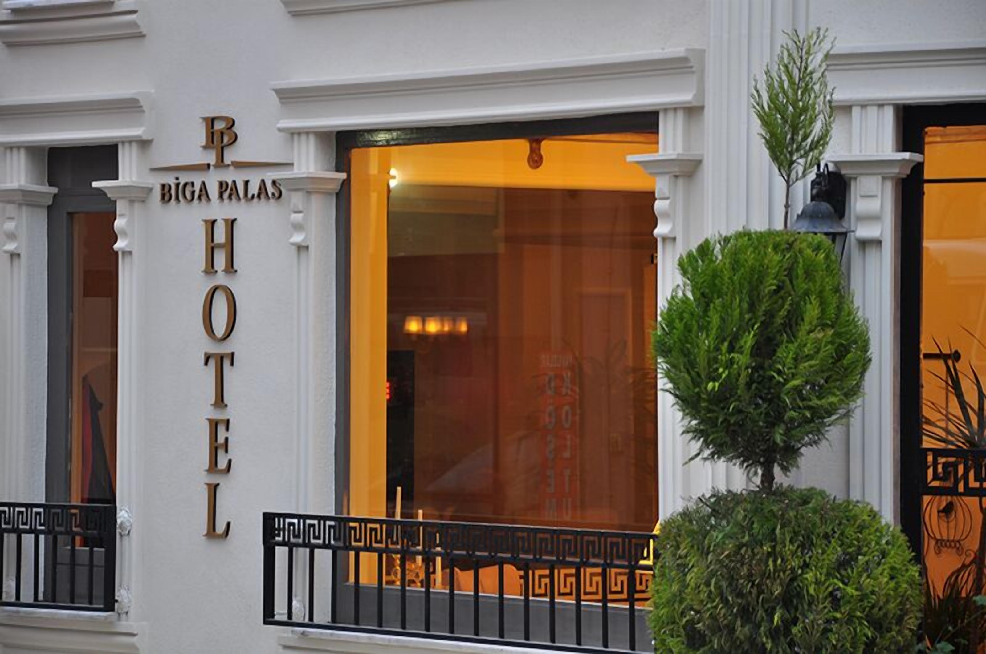 Entrada de un hotel que muestra el nombre 'BIGA PALAS HOTEL' en grande.