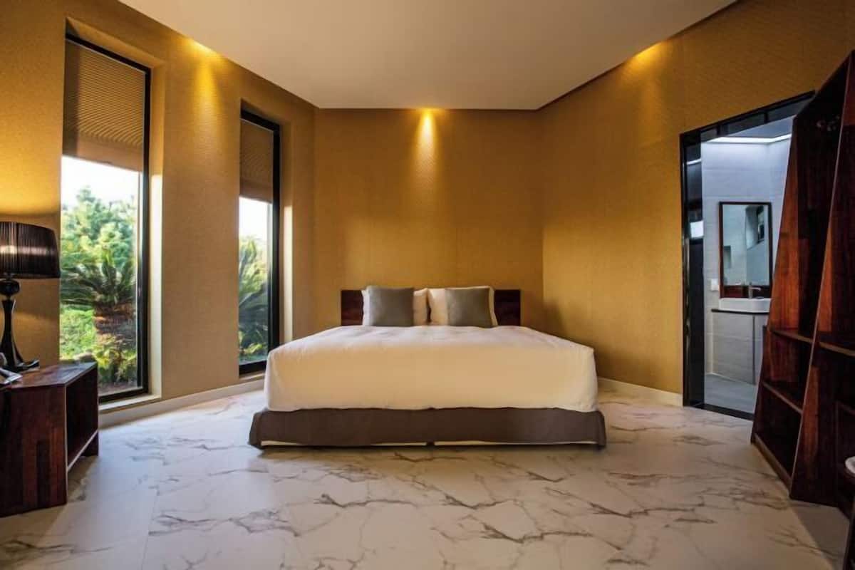 Frette Italian sheets, premium bedding, down duvets, Tempur-Pedic beds
