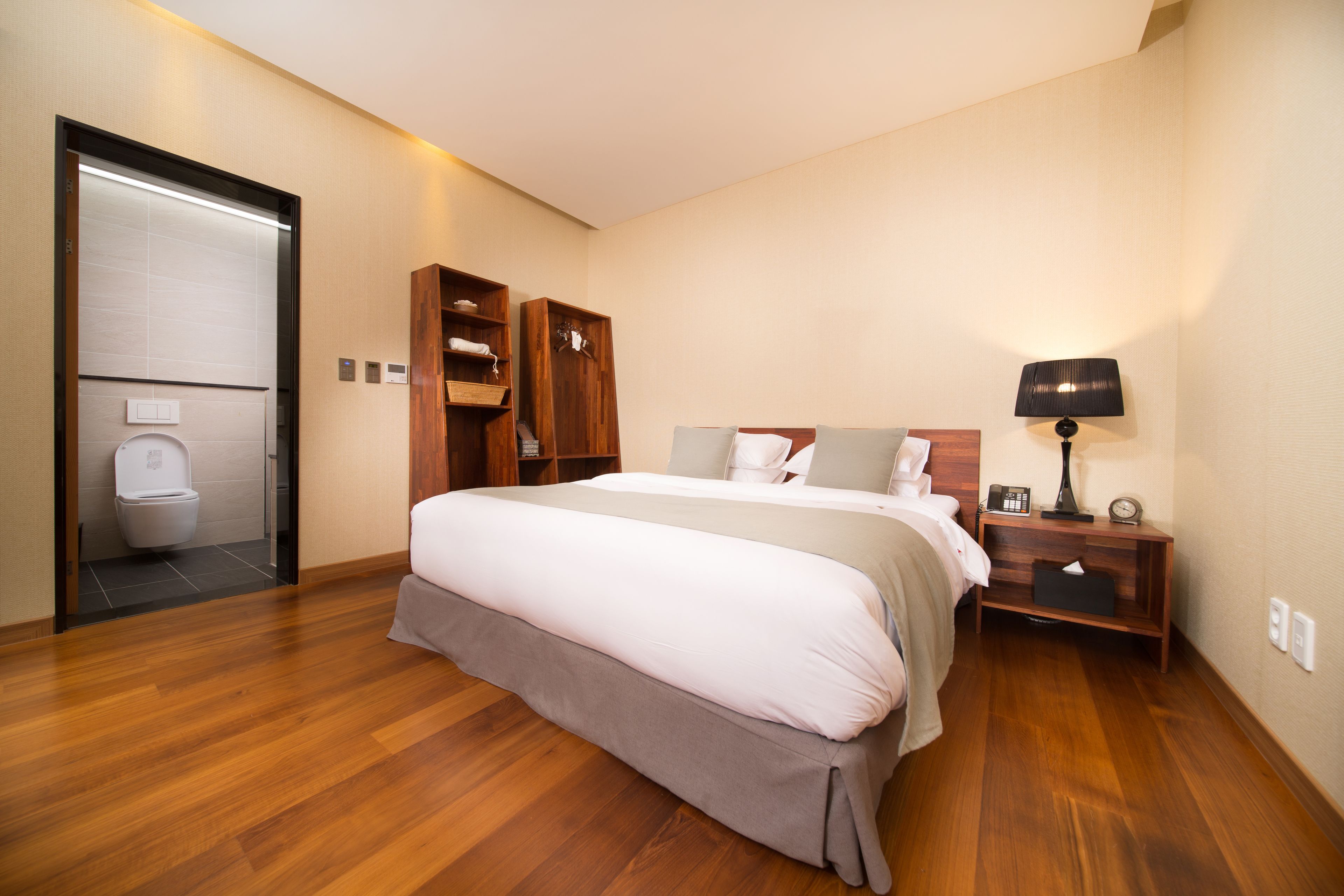 1 bedroom, frette italian sheets, premium bedding, down duvets