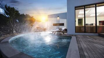 Außenpool (je nach Saison geöffnet), Sonnenschirme, Liegestühle