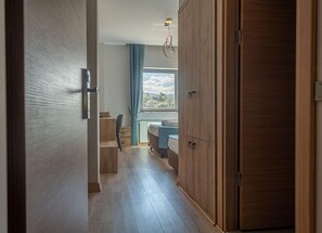 Dobbelt- eller tomannsrom – standard | Sengetøy av topp kvalitet, minibar, safe på rommet og skrivebord