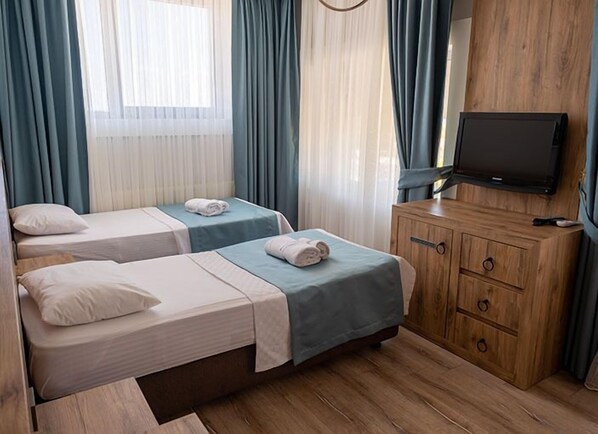 Chambre triple Standard | Literie de qualité, minibar, coffre-fort, bureau