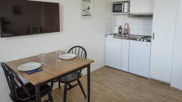 Familienstudio (Large) | Eigene Küche | Kühlschrank, Mikrowelle, Herdplatte, Wasserkocher mit Kaffee-/Teezubehör
