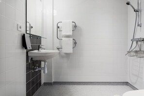 Een douche, gratis toiletartikelen, een haardroger, handdoeken