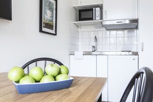 Frigorífico, microondas, placa de cocina y cafetera o tetera