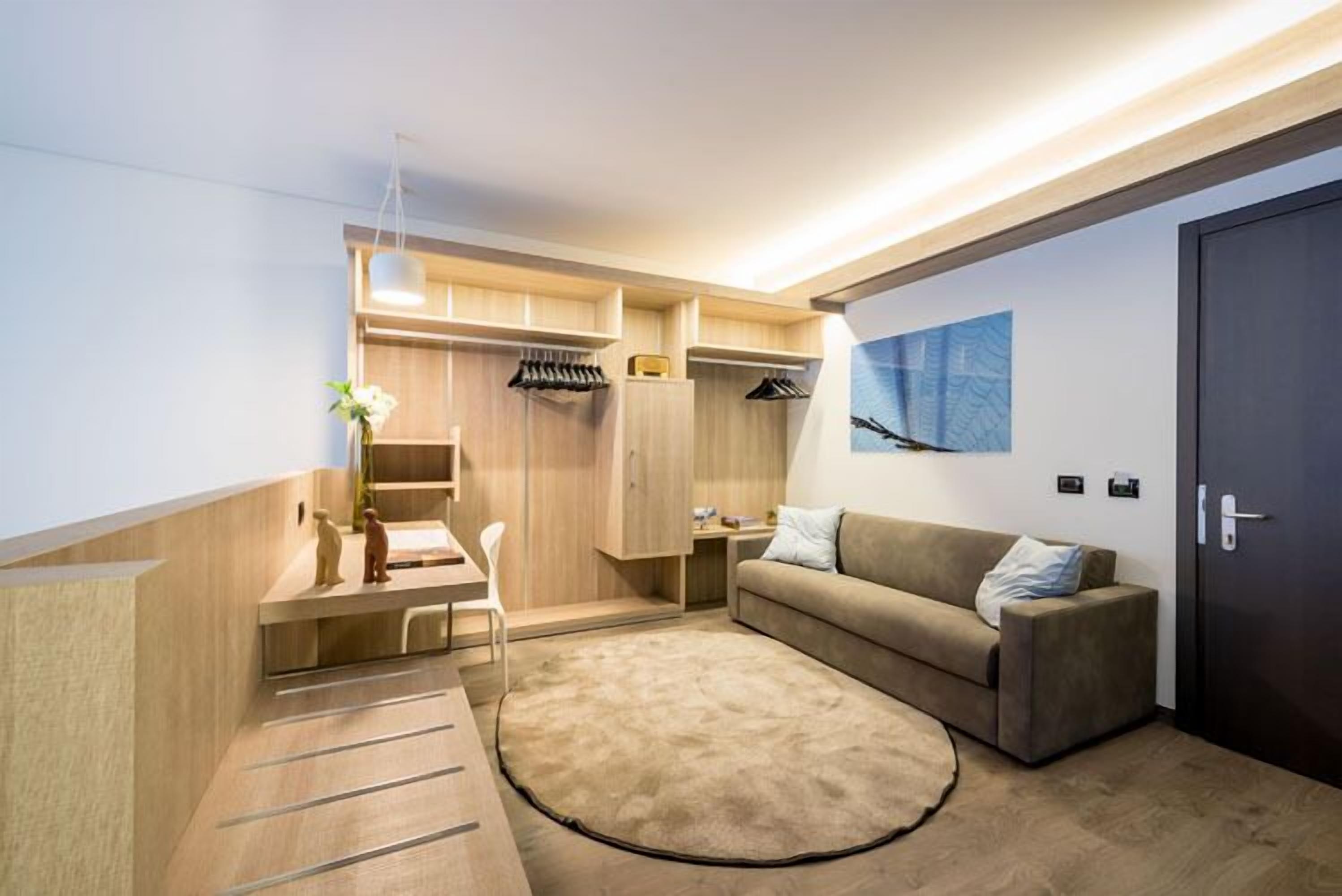 junior suite | living area | flat-screen tv