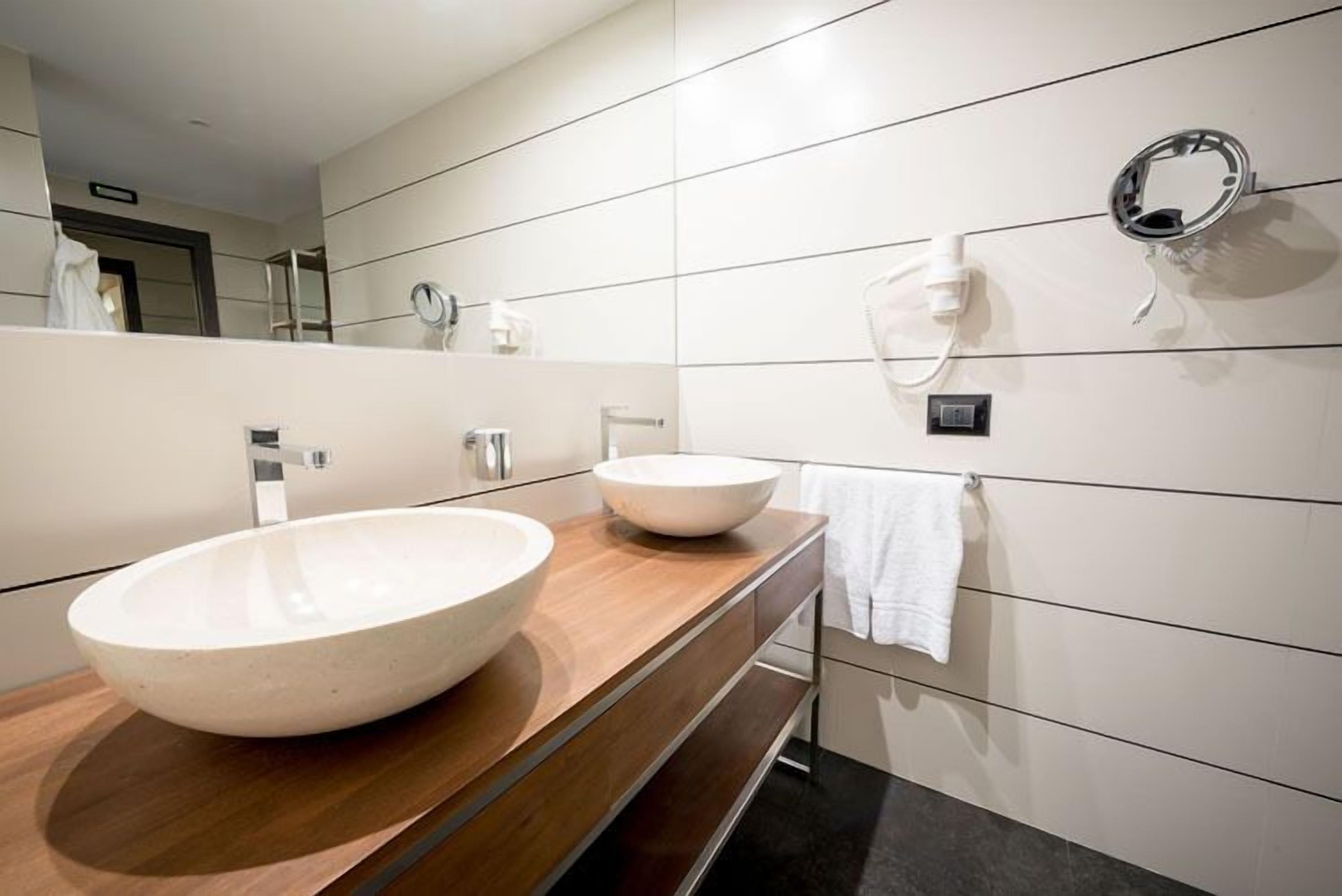 suite | bathroom sink