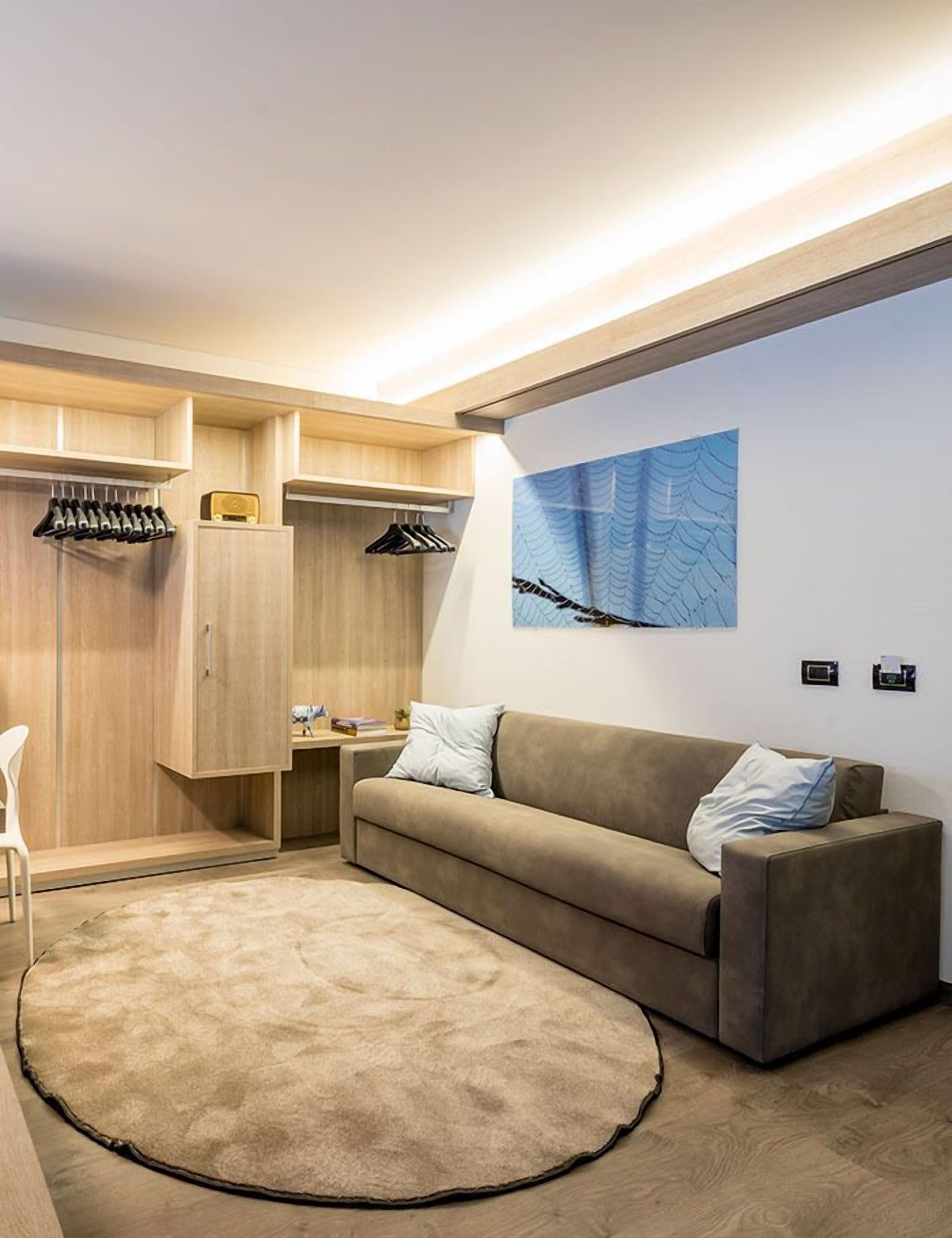 Suite Junior | Area soggiorno | TV a schermo piatto