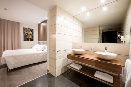 Minibar, caja de seguridad en la habitación y escritorio