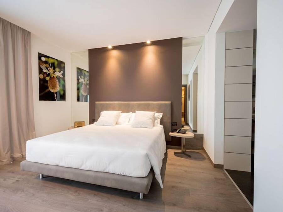 Suite | Minibar, in-room safe, desk, soundproofing