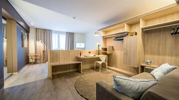 Junior-Suite | Minibar, Zimmersafe, Schreibtisch, schallisolierte Zimmer