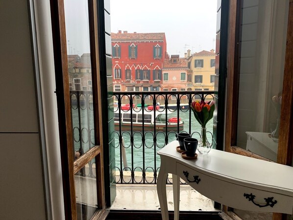 Cannaregio Canal View | Uitzicht vanaf balkon