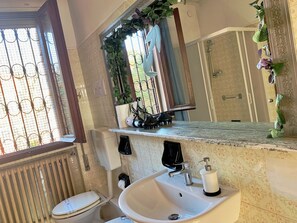 San Marco Canal View | Bathroom | Shower, hair dryer, slippers, bidet - Venice My Friends Canal View (Venice)