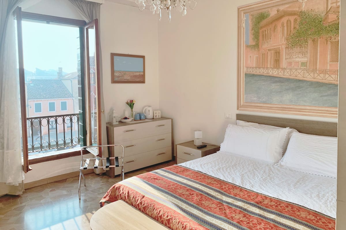 Santa Croce Canal View | Soundproofing, free WiFi, bed sheets