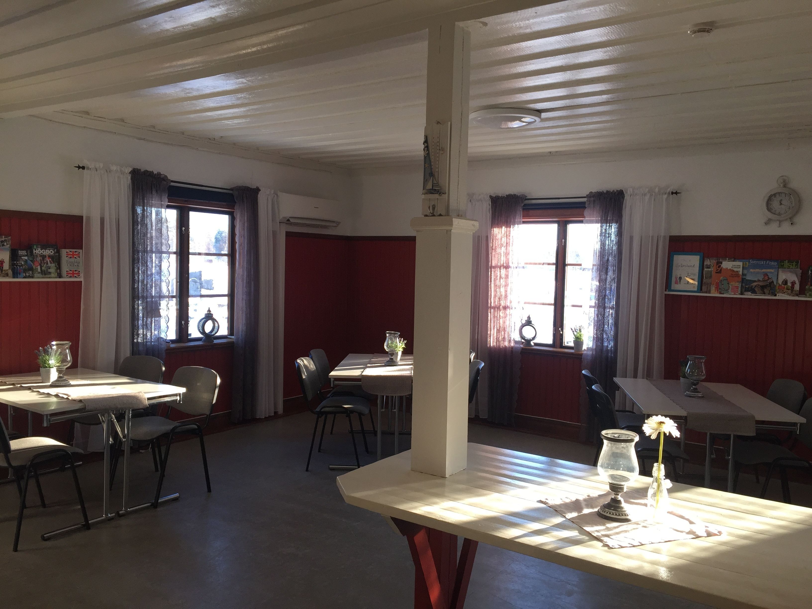 Lunch och middag serveras, med utsikt mot stranden 