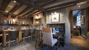 供應早餐、午餐和晚餐,英國料理