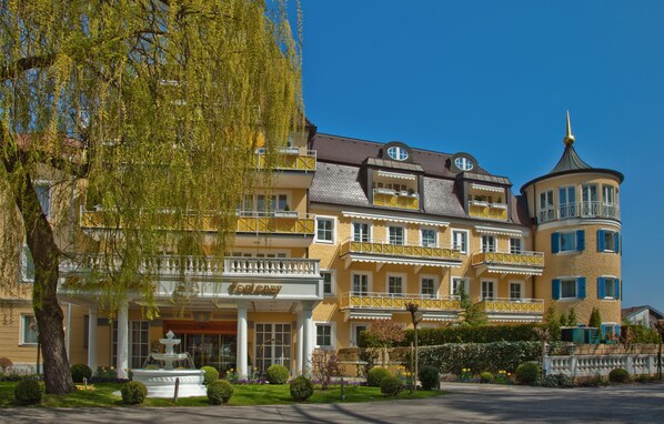 A hotel with multiple balconies, a fountain, and a tower. - Hotel & SPA Fontenay (Bad Woerishofen)