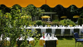 2 restaurants, lunch, dinner served; local and international cuisine