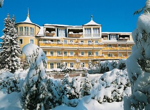 A multi-story hotel with balconies and a snow-covered landscape. - Hotel & SPA Fontenay (Bad Woerishofen)