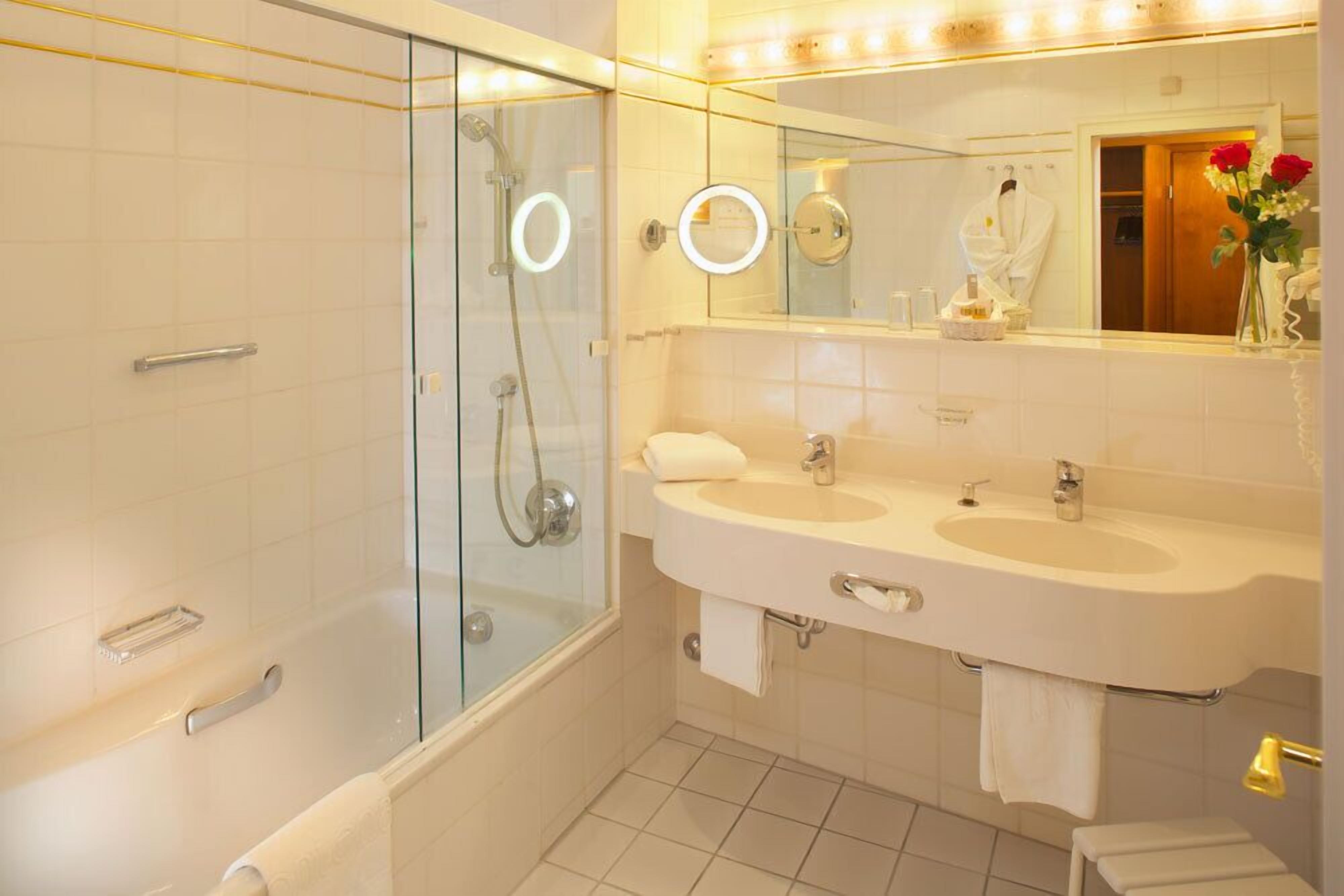 deluxe double room, balcony | bathroom | hair dryer, bathrobes, slippers, towels