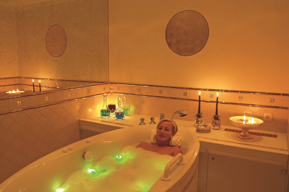 couples treatment room(s), sauna, hot tub, steam room